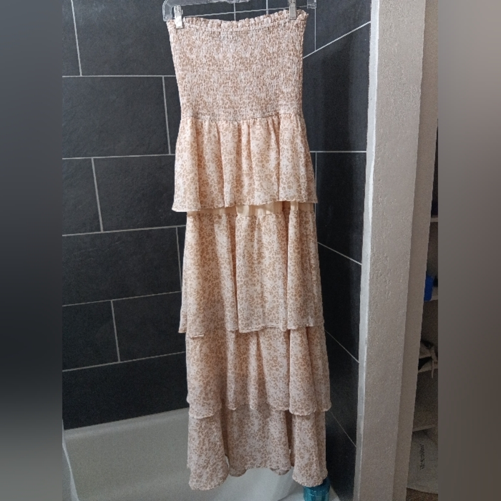 Fashion Strapless Tiered Maxi Dress floral print peach and cream size M